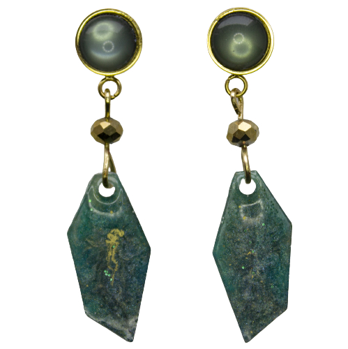 Groene oorbelstekers met resin
