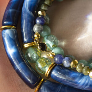 Armband van acryl tube kralen blauw goud